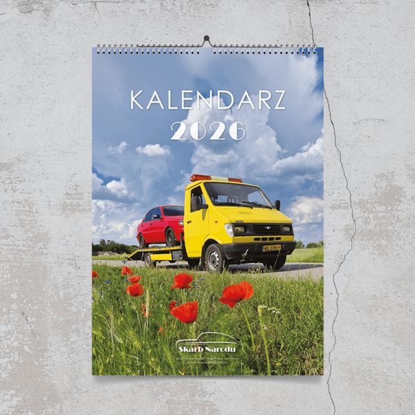 Kalendarz ścienny z żółtą lawetą Lublin - Muzeum Skarb Narodu i samochodami polskiej motoryzacji.