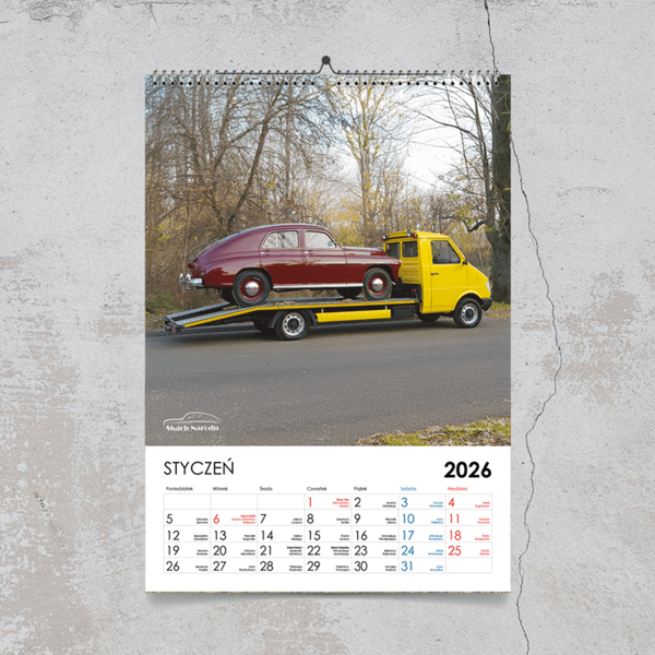 Kalendarz ścienny z żółtą lawetą Lublin - Muzeum Skarb Narodu i samochodami polskiej motoryzacji.