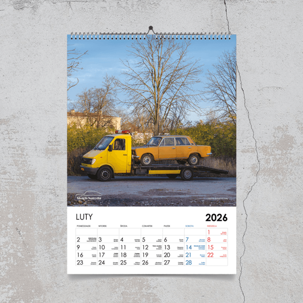 Kalendarz ścienny z żółtą lawetą Lublin - Muzeum Skarb Narodu i samochodami polskiej motoryzacji.