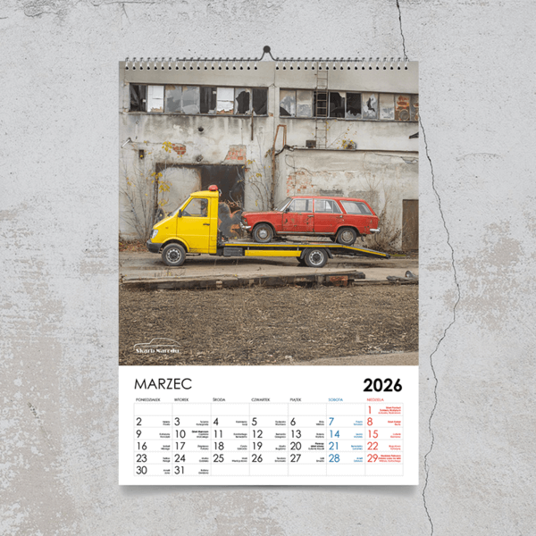 Kalendarz ścienny z żółtą lawetą Lublin - Muzeum Skarb Narodu i samochodami polskiej motoryzacji.