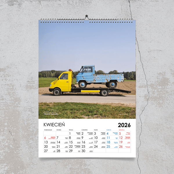 Kalendarz ścienny z żółtą lawetą Lublin - Muzeum Skarb Narodu i samochodami polskiej motoryzacji.