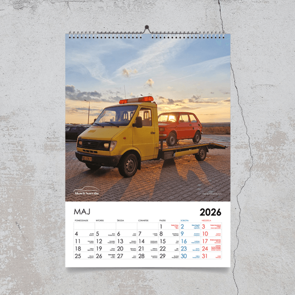 Kalendarz ścienny z żółtą lawetą Lublin - Muzeum Skarb Narodu i samochodami polskiej motoryzacji.