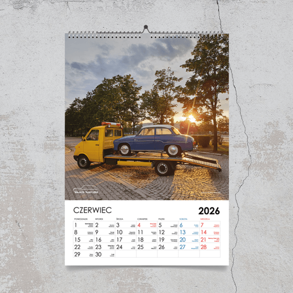 Kalendarz ścienny z żółtą lawetą Lublin - Muzeum Skarb Narodu i samochodami polskiej motoryzacji.