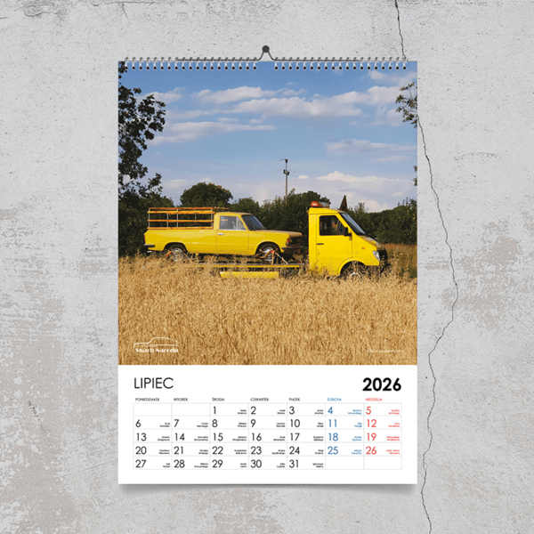 Kalendarz ścienny z żółtą lawetą Lublin - Muzeum Skarb Narodu i samochodami polskiej motoryzacji.