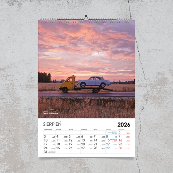 Kalendarz ścienny z żółtą lawetą Lublin - Muzeum Skarb Narodu i samochodami polskiej motoryzacji.