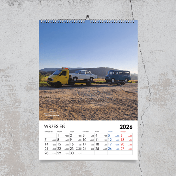 Kalendarz ścienny z żółtą lawetą Lublin - Muzeum Skarb Narodu i samochodami polskiej motoryzacji.