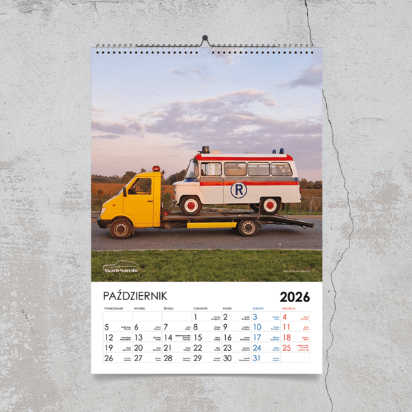 Kalendarz ścienny z żółtą lawetą Lublin - Muzeum Skarb Narodu i samochodami polskiej motoryzacji.