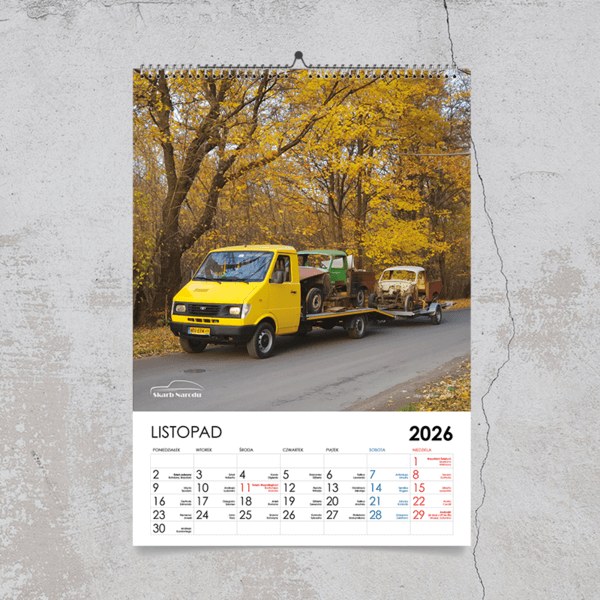 Kalendarz ścienny z żółtą lawetą Lublin - Muzeum Skarb Narodu i samochodami polskiej motoryzacji.