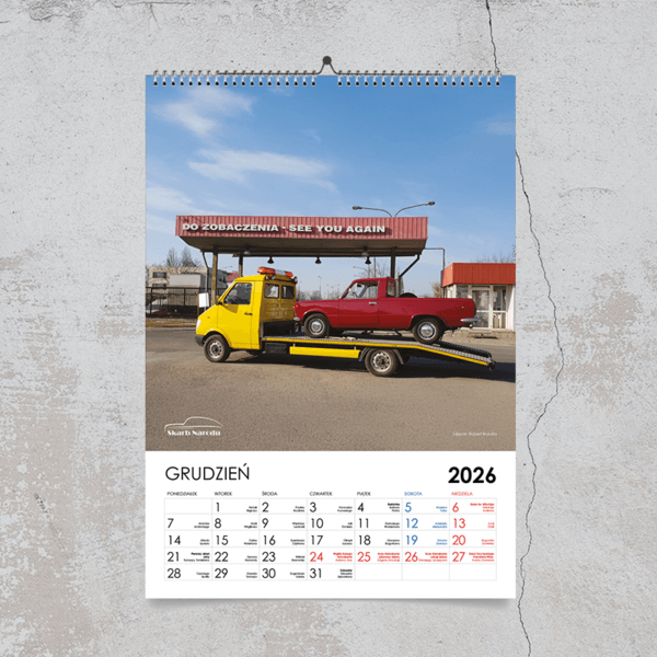 Kalendarz ścienny z żółtą lawetą Lublin - Muzeum Skarb Narodu i samochodami polskiej motoryzacji.